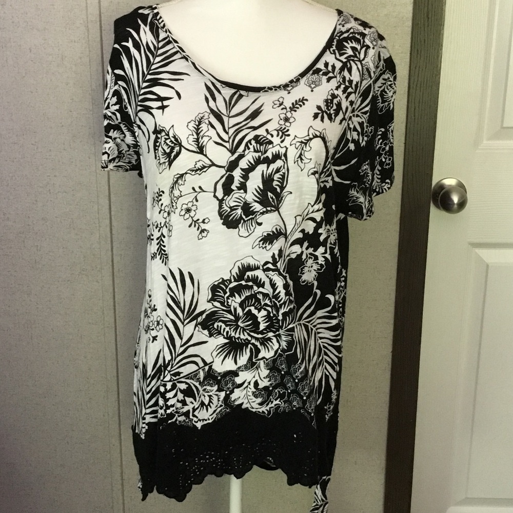 Black & White Floral Scoop Neck Women’s Top